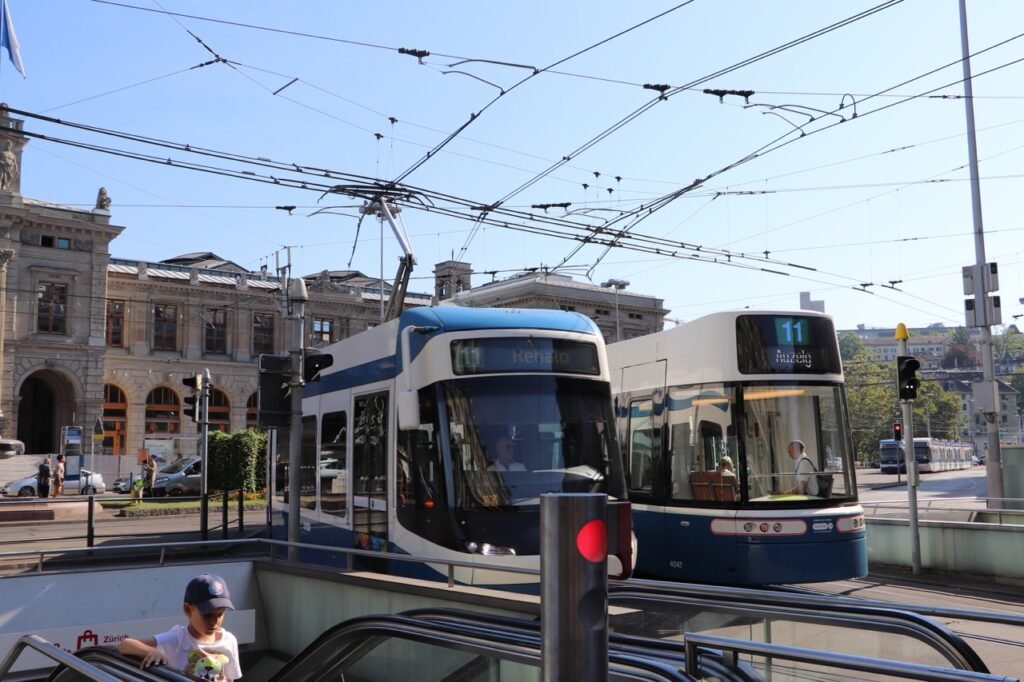 Zürich trams in front of Hauptbahnhof